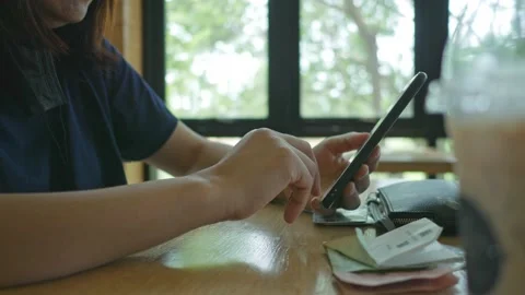 Using a mobile phone to help calculate the number of accounting jobs. Vidéo 186412425