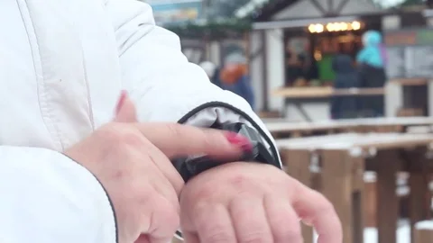 Using modern smart watches Stock Footage 81790371