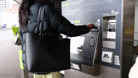 Using Myki Card Machine in Melbourne Vídeos de archivo 303340736
