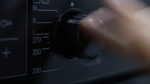 Using the Oven, oven temperature control closeup Vidéo 93186658