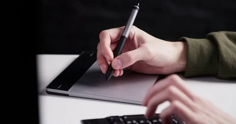Using pen tablet for work Видео 104224682