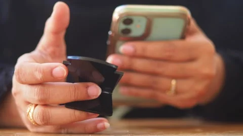 Using a phone to scan the QR code to find the cafe menu Vídeo Stock 335120201