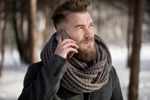 Using phone in winter Foto stock