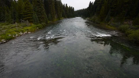 Using a polarizing filter to photograph a stream Video stock 95825703
