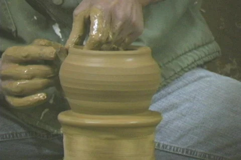 Using a pottery wheel to make a sugar bowl Video stock 110385