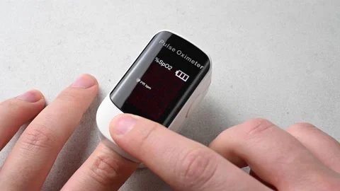 Using the pulse oximeter to measure blood oxygenation. Stock Footage 145695807