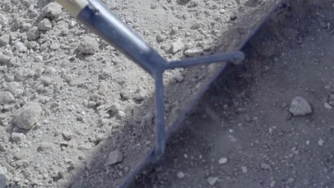Using rake to smooth out dirt. Video stock 82231998