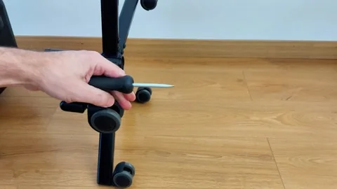 Using Screwdriver to Adjust Office Chair Wheel Support Base Vidéo 327197054