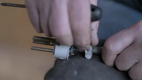 Using screwdriver to fix wires in electrical plug screw terminal Vídeo Stock 306135193