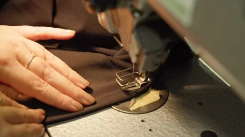 Using a sewing machine on brown fabric Vídeo Stock 144996397