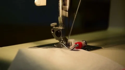 Using a Sewing Machine to make a Zigzag Stitch Vídeo Stock 81757616