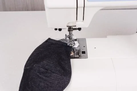 Using the sewing machine to sew the face mask during.the coronavirus pandemia Stock Photos