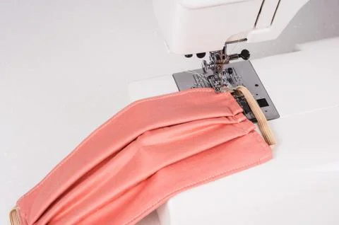 Using the sewing machine to sew the face mask during.the coronavirus pandemia Foto stock