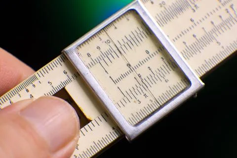 Using a sliding scale rule to measure distances in a workshop setting during Foto stock