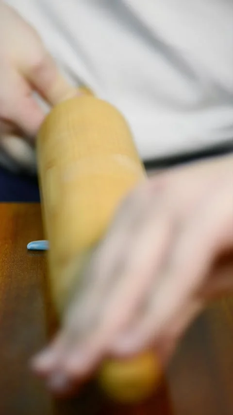 Using a small rolling pin to shape and flatten polymer clay Vídeo Stock 342907467