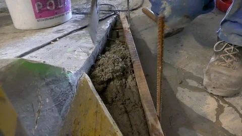 Using small trowel for concrete and cement application for sidewalk curb 库存影片 94599096