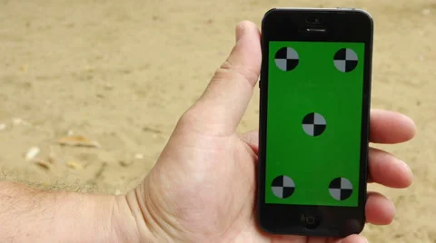 Using a smart phone at the beach. Chroma Key Vídeo Stock 33347227