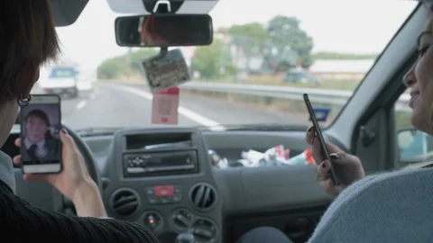 Using smart phones in car 스톡 동영상 129924133