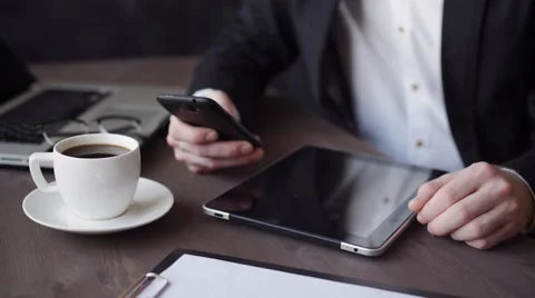 Using smart watch smartphone tablet laptop and computer Видео 61290148