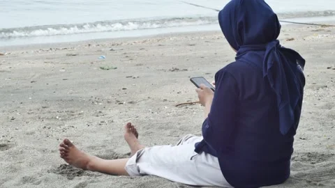 Using smartphone device on beach. Vidéo 294352412
