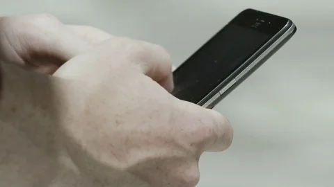 Using Smartphone Vídeo Stock 79937192