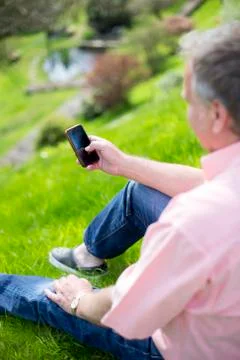 Using Smartphone in the Garden Fotos Stock