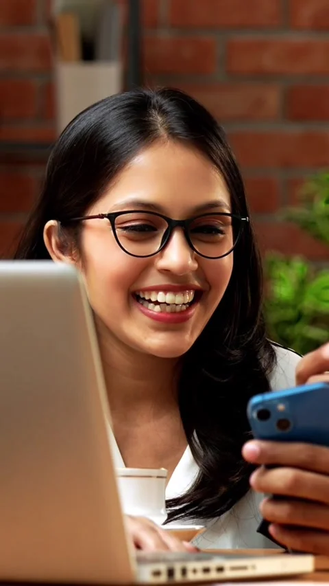 Using smartphone in office break, Indian coworkers scrolling social media Video stock 342559841