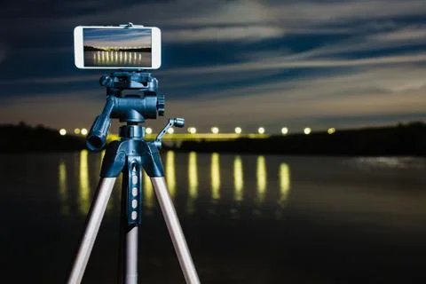 Using smartphone like professional camera on tripod to capturing night landscape Foto stock