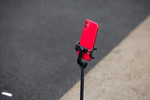 Using smartphone like professional photo camera on tripod. Stock-Fotos