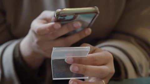 Using a smartphone to scan the QR code to find the cafe menu Vídeo Stock 334644277