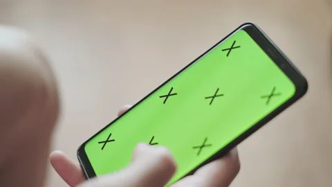 Using a smartphone. Zoom in and out Vídeos de archivo 137725560