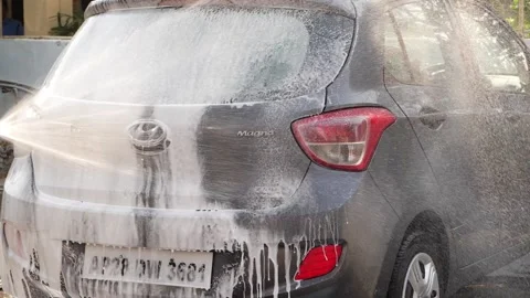 Using soap gun to throw soap on backside of car Vídeo Stock 148262935