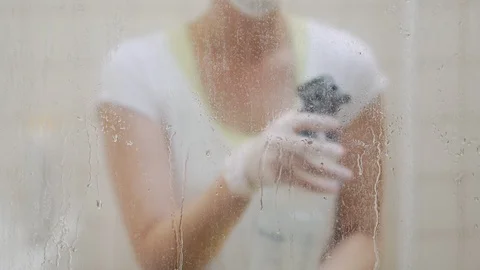 Using a Spray Bottle to Clean a Dirty Glass Shower Door Vidéo 120818816