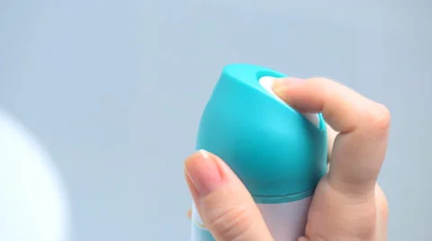 Using spraying bottle 動画素材 59699864