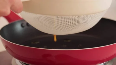 Using a strainer to make scrambled eggs Video stock 133815005