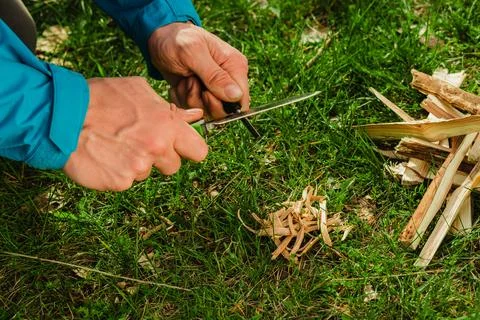 Using survival knife with firestarter 库存照片