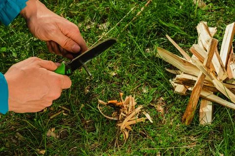 Using survival knife with firestarter Stockfoto's