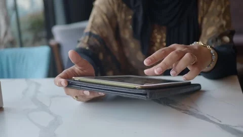 Using a tablet to order food at a cafe Vidéo 344023745