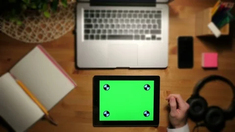 Using Tablet PC with a Green Screen on a Workplace . Aerial View Stockbeeldmateriaal 71491654