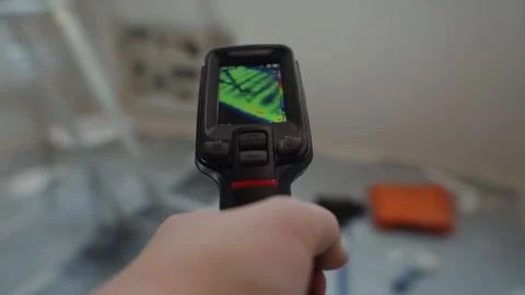 Using thermal imaging camera in room inspection 스톡 동영상 312011931