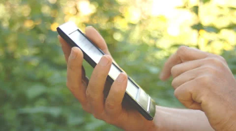 Using touch screen computer Видео 25844406