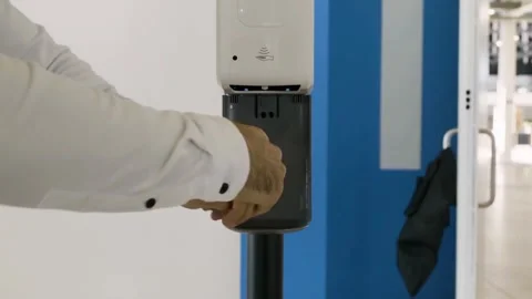 Using Touchless Hand Sanitizer Dispenser in a Modern Office Environment Vídeos de archivo 314303729