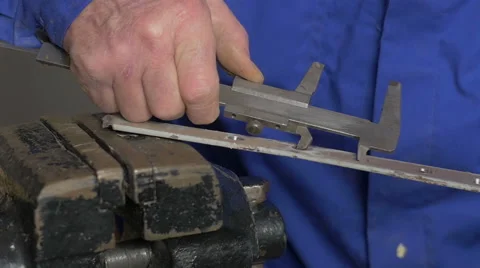 Using a vernier calliper to get the measurement use for getting accuracy Vídeo Stock 47956043