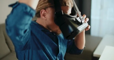 Using Virtual Reality 库存影片 109009633