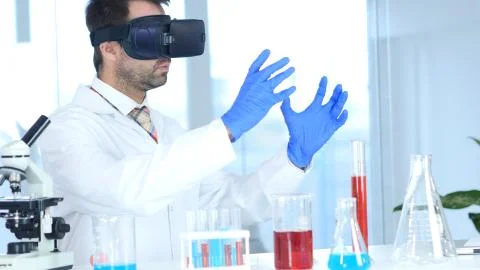 Using virtual reality glasses for Research and imagination in Laboratory, Vr  Foto stock