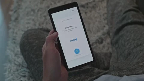 Using voice assistant on mobile phone for hands-free control, online search and Vidéo 341569201