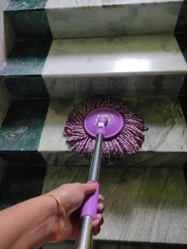 Using of wet mop to clean the floor. Foto stock