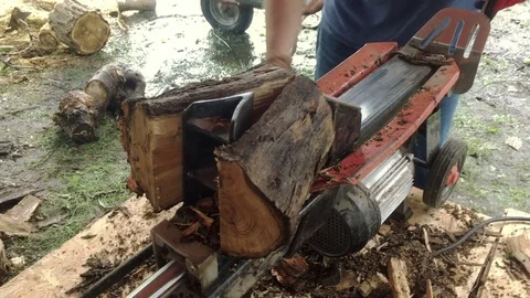 Using a wood splitter Vidéo 78767048