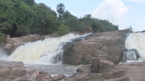 "usri" river, a tributary, flows down a steep gorge in tree jumps 库存影片 290310781