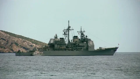 USS Gettysburg (CG-64) anchored in Benidorm bay in Spain. Stock Footage 107090977